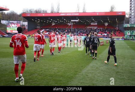 Charlton Athletic und Milton Keynes Dons Spieler gehen aus Stockfoto