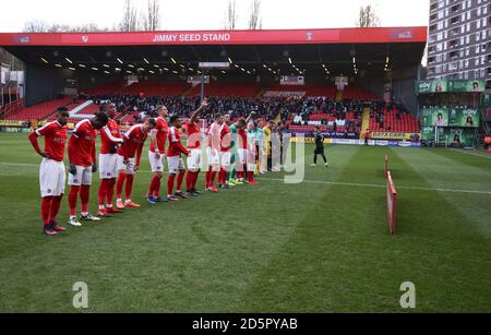 Charlton Athletic und Milton Keynes Dons Spieler gehen aus Stockfoto