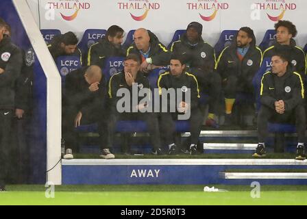 Manchester City Manager Pep Guardiola schaut von der Bank Stockfoto