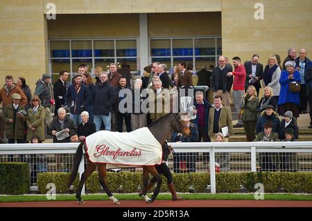 Balthazar King paradiert vor der Glenfarcras Cross County Verfolgungsjagd Stockfoto