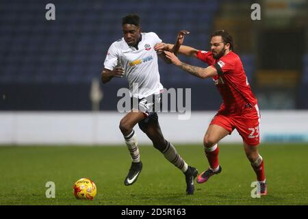 Bolton Wanderers Sammy Ameobi kämpft mit Gillingham um den Ball Bradley Dack von FC Stockfoto