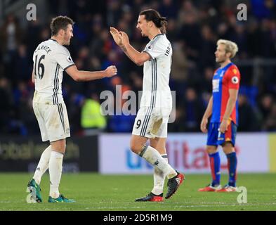 Michael Carrick von Manchester United (links) und Zlatan Ibrahimovic (rechts) feiern Ihr Sieg nach dem Schlusspfiff Stockfoto