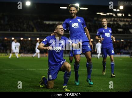 Michael Morrison (links) von Birmingham City feiert den Torreigen mit Teamkollege Ryan Shotton Stockfoto