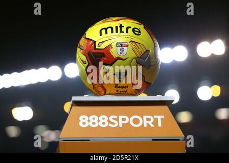 Detail der Mitre Delta HyperSeam Fluo Official Football League Matchball Stockfoto