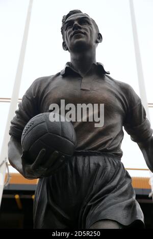 Die Billy Wright Statue vor dem Molineux Stadion Stockfoto