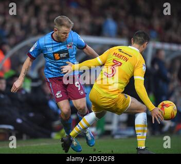 Paddy Madden von Scunthorpe United (links) kämpft mit Millwalls Joe Martin Stockfoto