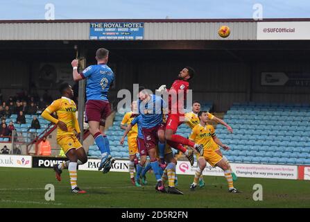 Paddy Madden von Scunthorpe United (links) schlägt Jordan Archer von Millwall Schiebe das erste Tor seines Teams Stockfoto