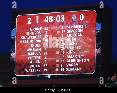 Das Punktebrett zeigt, dass Schiedsrichter Craig Pawson sechs Leicester City Spieler und eine rote Karte gegen Jamie Vardy zur Halbzeit gebucht hat. Stockfoto