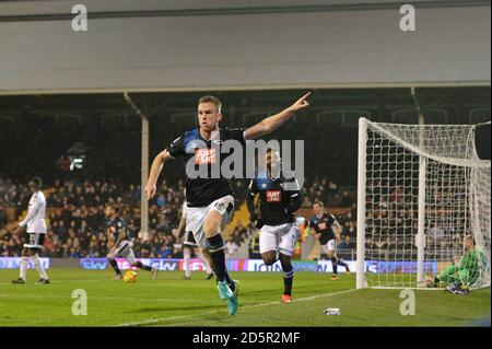 Alex Pearce von Derby County feiert das zweite Tor seines Spielers während des Sky Bet Championship-Spiels im Craven Cottage, London Stockfoto