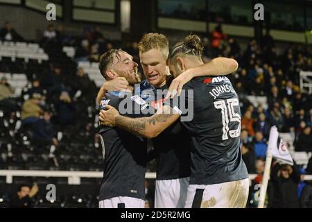 Alex Pearce von Derby County feiert das zweite Tor seines Spielers während des Sky Bet Championship-Spiels im Craven Cottage, London Stockfoto