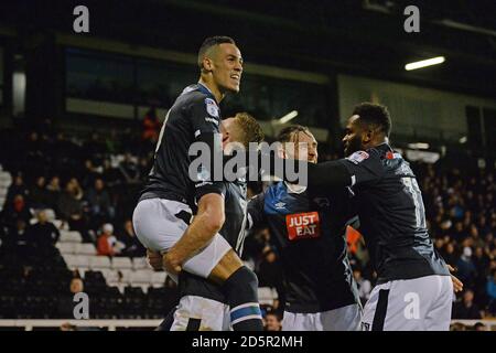 Tom Ince von Derby County (links) feiert, wie Alex Pearce während des Sky Bet Championship-Spiels im Craven Cottage, London, das zweite Tor seines Spielers erzielt Stockfoto