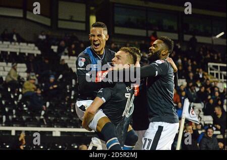 Alex Pearce von Derby County feiert das zweite Tor seines Spielers während des Sky Bet Championship-Spiels im Craven Cottage, London Stockfoto