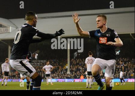 Alex Pearce von Derby County feiert das zweite Tor seines Spielers während des Sky Bet Championship-Spiels im Craven Cottage, London Stockfoto