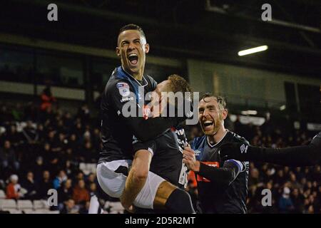 Alex Pearce von Derby County feiert das zweite Tor seines Spielers während des Sky Bet Championship-Spiels im Craven Cottage, London Stockfoto