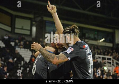 Alex Pearce von Derby County feiert das zweite Tor seines Spielers während des Sky Bet Championship-Spiels im Craven Cottage, London Stockfoto