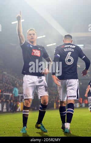 Alex Pearce von Derby County feiert das zweite Tor seines Spielers während des Sky Bet Championship-Spiels im Craven Cottage, London Stockfoto