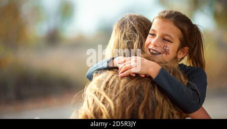 Zwei Schwestern machen sich bereit, Halloween zu feiern. Stockfoto