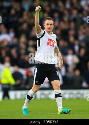 Alex Pearce von Derby County feiert nach dem Spiel gegen Nottingham Wald Stockfoto