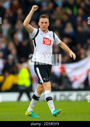 Alex Pearce von Derby County feiert nach dem Spiel gegen Nottingham Wald Stockfoto