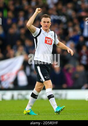 Alex Pearce von Derby County feiert nach dem Spiel gegen Nottingham Wald Stockfoto