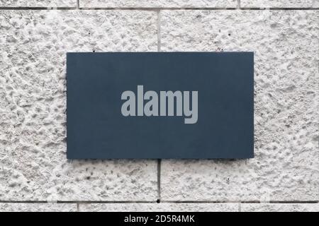 Leere Geschäft Beschilderung Zeichen Design Mockup. Shop-Vorlage löschen. An der Wand befestigte Straße. Schild für Logo-Präsentation. Stockfoto