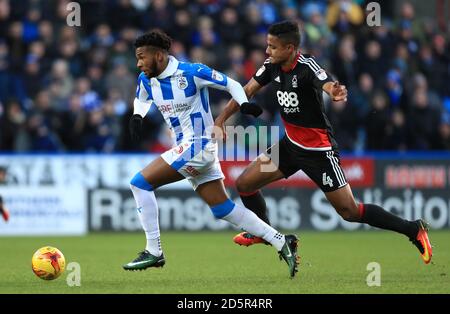 Kasey Palmer von Huddersfield Town, (links) kämpft um den Ballbesitz mit Michael Mancienne aus Nottingham Forest, (rechts) Stockfoto