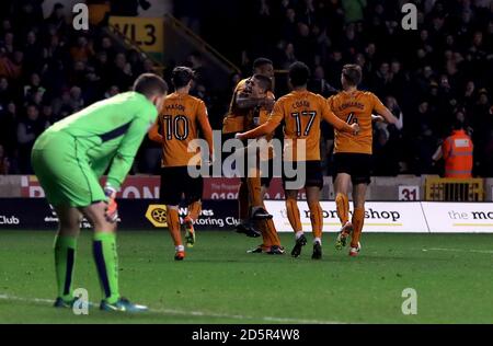 Ivan Cavaleiro (Mitte) von Wolverhampton Wanderers feiert den dritten Treffer seiner Seite Ziel des Spiels Stockfoto