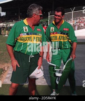 Südafrika-Trainer Bob Woolmer (links) gratuliert Kapitän Hansie Cronje (Rechts) über die Niederlage Pakistans Stockfoto