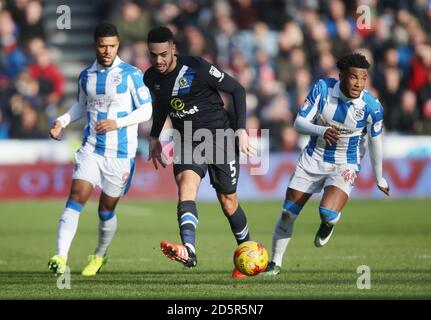 Derrick Williams (Mitte) von Blackburn Rovers in Aktion mit Huddersfield Town's Elias Kachunga (links) und Kasey Palmer Stockfoto