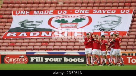 Sam Winnall von Barnsley feiert mit seinem Torschützengewand gegen Birmingham City Teamkollegen Stockfoto