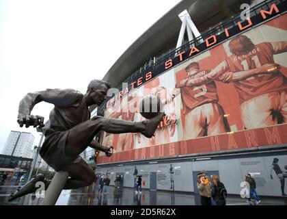 Eine Statue von Dennis Bergkamp vor dem Emirates Stadium vor dem Spiel zwischen Arsenal und Crystal Palace. Stockfoto