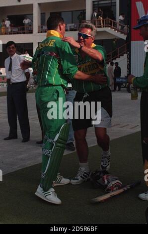 Südafrika-Trainer Bob Woolmer (rechts) gratuliert Kapitän Hansie Cronje (Links) über die Niederlage Pakistans Stockfoto