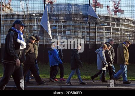 Unterstützer vor dem Start während des Sky Bet Championship-Spiels in der Loftus Road, London Stockfoto