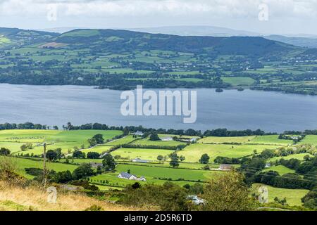 Blick über Lough Derg von Tountinna, Tonn Toinne, in den ARRA Mountains auf dem Lough Derg Way, County Tipperary, Irland Stockfoto