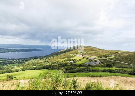 Blick über Lough Derg von Tountinna, Tonn Toinne, in den ARRA Mountains auf dem Lough Derg Way, County Tipperary, Irland Stockfoto