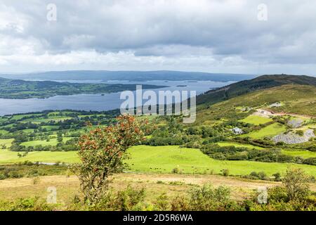 Blick über Lough Derg von Tountinna, Tonn Toinne, in den ARRA Mountains auf dem Lough Derg Way, County Tipperary, Irland Stockfoto