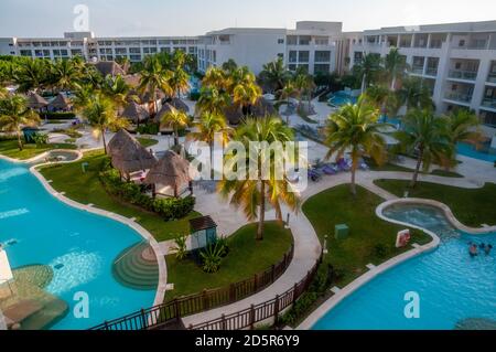 Blick über den Familienbereich des Hotels Paradisus Playa del Carmen südlich von Cancun auf Yucatan, Mexiko. Stockfoto