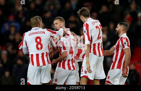 Ryan Shawcross von Stoke City (zweite links) Feiert das erste Tor seiner Spieleseite Stockfoto