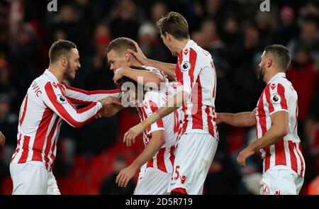 Ryan Shawcross von Stoke City (zweite links) Feiert das erste Tor seiner Spieleseite Stockfoto