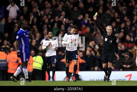 Tottenham Hotspur's DELE Alli wird mit der gelben Karte dargestellt Schiedsrichter Martin Atkinson Stockfoto