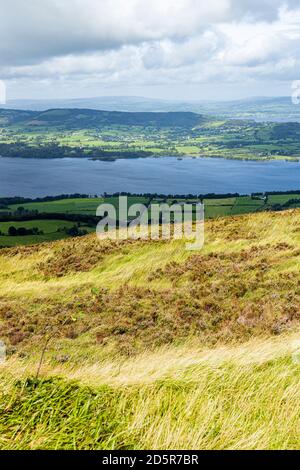 Blick über Lough Derg von Tountinna, Tonn Toinne, in den ARRA Mountains auf dem Lough Derg Way, County Tipperary, Irland Stockfoto