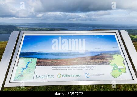 Touristeninformationsschild in Tountinna, Tonn Toinne, in den ARRA Mountains am Lough Derg Way, Grafschaft Tipperary, Irland Stockfoto