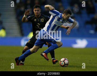 Jamie Murphy und Milton Keynes Dons von Brighton & Hove Albion George Baldock Stockfoto