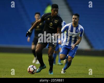 Brighton & Hove Albion's Beram Kayal und Milton Keynes Dons' Chuks Aneke Stockfoto