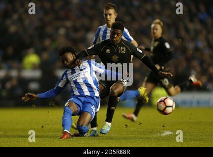 Brighton & Hove Albions Sam Adekugbe und Milton Keynes Dons' Kieran Agard Stockfoto