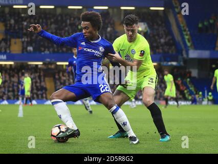 Chelsea's Willian (links) und Peterborough United's Andrew Hughes (rechts) Kampf Für den Ball Stockfoto