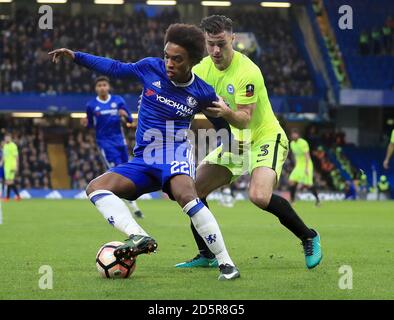 Chelsea's Willian (links) und Peterborough United's Andrew Hughes (rechts) Kampf Für den Ball Stockfoto