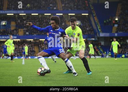 Chelsea's Willian (links) und Peterborough United's Andrew Hughes (rechts) Kampf Für den Ball Stockfoto