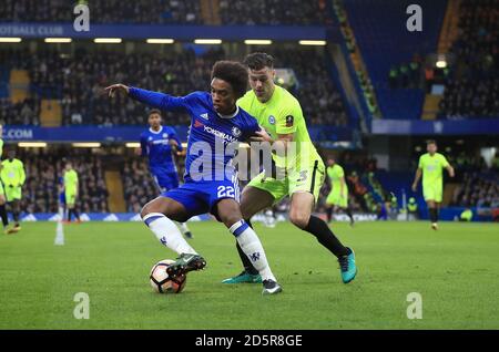 Chelsea's Willian (links) und Peterborough United's Andrew Hughes (rechts) Kampf Für den Ball Stockfoto