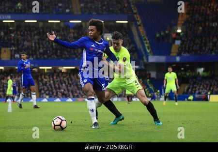 Chelsea's Willian (links) und Peterborough United's Andrew Hughes (rechts) Kampf Für den Ball Stockfoto